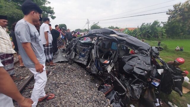 Mobil Innova Reborn Dihantam KA di Probolinggo, 4 Orang Dikabarkan Tewas
