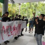 Mahasiswa Demo Dekanat FEB Unej Jember yang Dinilai Cederai Demokrasi