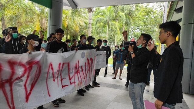 Mahasiswa Demo Dekanat FEB Unej Jember yang Dinilai Cederai Demokrasi