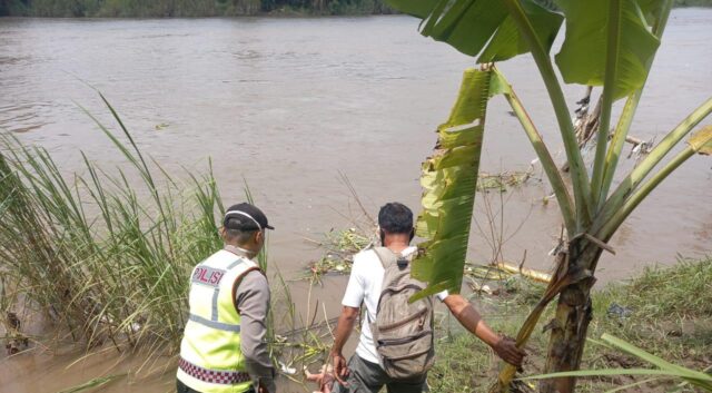 Mayat Bayi Laki-laki Ditemukan Mengambang di Sungai Brantas Jombang