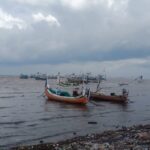 Cuaca Ekstrem, Nelayan Situbondo Pilih Sandarkan Perahu di Bibir Pantai