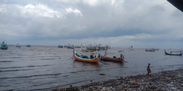 Cuaca Ekstrem, Nelayan Situbondo Pilih Sandarkan Perahu di Bibir Pantai