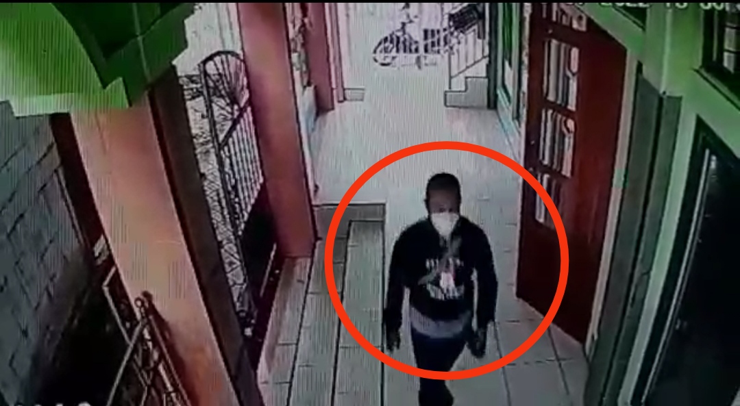 Diduga Pencuri Kotak Amal di Musala Wiyung Surabaya Terekam CCTV