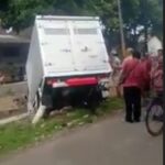 Hindari Tabrakan, Mobil Boks di Situbondo Masuk Sungai