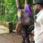 Aksi Polisi Jember Gendong Nenek Lumpuh ke Lokasi Vaksin Ramai di Medsos