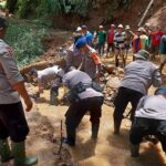 Kapolres Kediri Kota Bantu Warga Terdampak Banjir dan Longsor