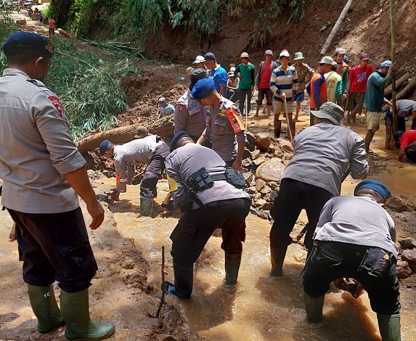Kapolres Kediri Kota Bantu Warga Terdampak Banjir dan Longsor