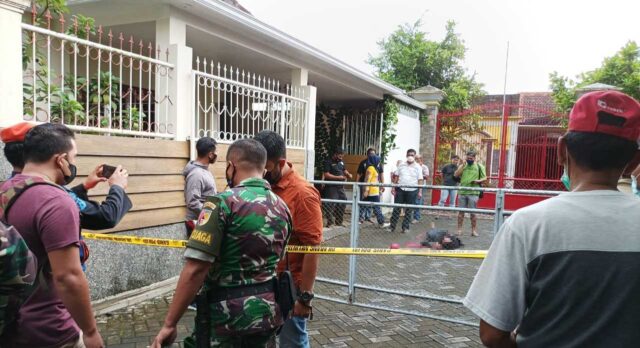 Pria Bersimbah Darah Terkapar di Depan Rumah di Jember, Diduga Pelaku Perampokan