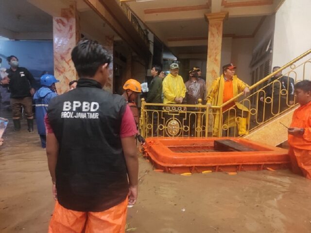 Rumah Bupati Jember Terendam Banjir, Keluarga Ngungsi ke Lantai Dua