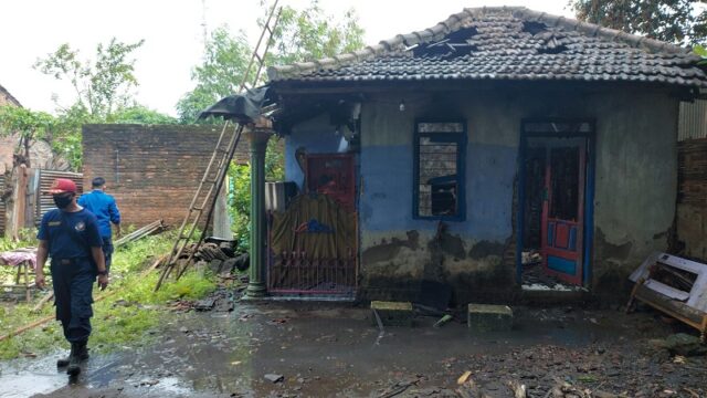 Lupa Matikan Alat Penanak Nasi, Rumah Janda di Sidoarjo Terbakar
