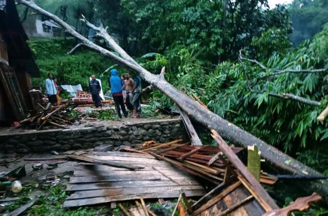 Tertimpa Reruntuhan Rumahnya, Ibu dan Anak di Situbondo Terluka
