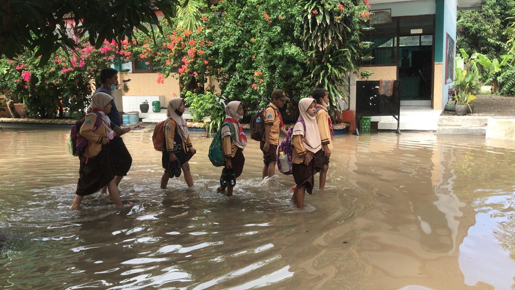 Gedung SDN di Mojokerto Terendam Banjir, Murid Pakai Sandal dan Basah-basahan 
