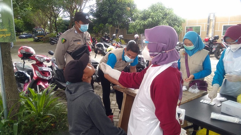 Puluhan Warga Jalani Swab Antigen saat Berada di Lokasi Wisata Kota Kediri