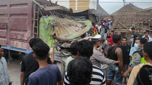 Dua Truk Gandeng di Jember Rem Blong, Sambungan Putus Tabrak 5 Bangunan