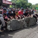 Geram Tak Segera Diperbaiki, Warga Blitar Tutup Jalan Rusak Gunakan Beton