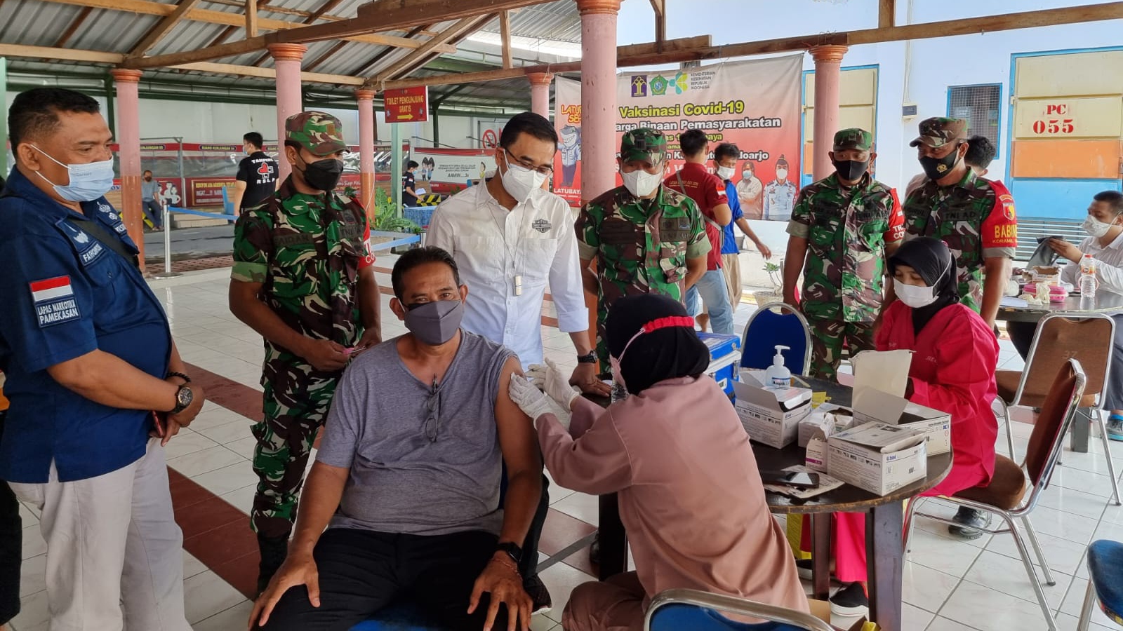 Sinergi Bersama TNI, Ratusan Warga Binaan Lapas Kelas I Surabaya Vaksinasi Booster