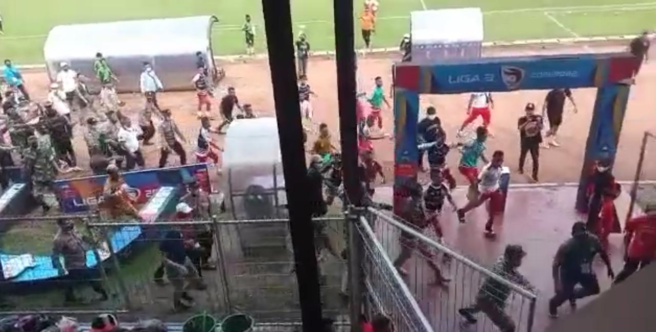 Persedikab Kediri vs Maluku FC Berakhir Ricuh, Pemain Maluku Serang Wasit