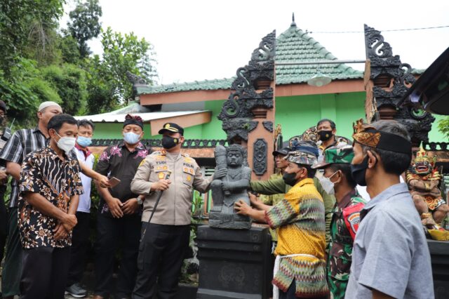 Kapolres Kediri Kota Menyerahkan Arca Dwarapala Pengganti di Pura Joyo Amijoyo