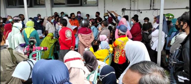 Kasus Covid-19 Meningkat, Ribuan Warga di Kediri Berdesak-desakan Saat Mengambil BPNT