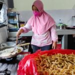 Bertahan di Tengah Pandemi, Peternak Kediri Olah Ikan Sidat Menjadi Stik