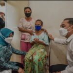 Wali Kota Surabaya bersama Baznas Berikan Bantuan 100 Kursi Roda untuk Disabilitas