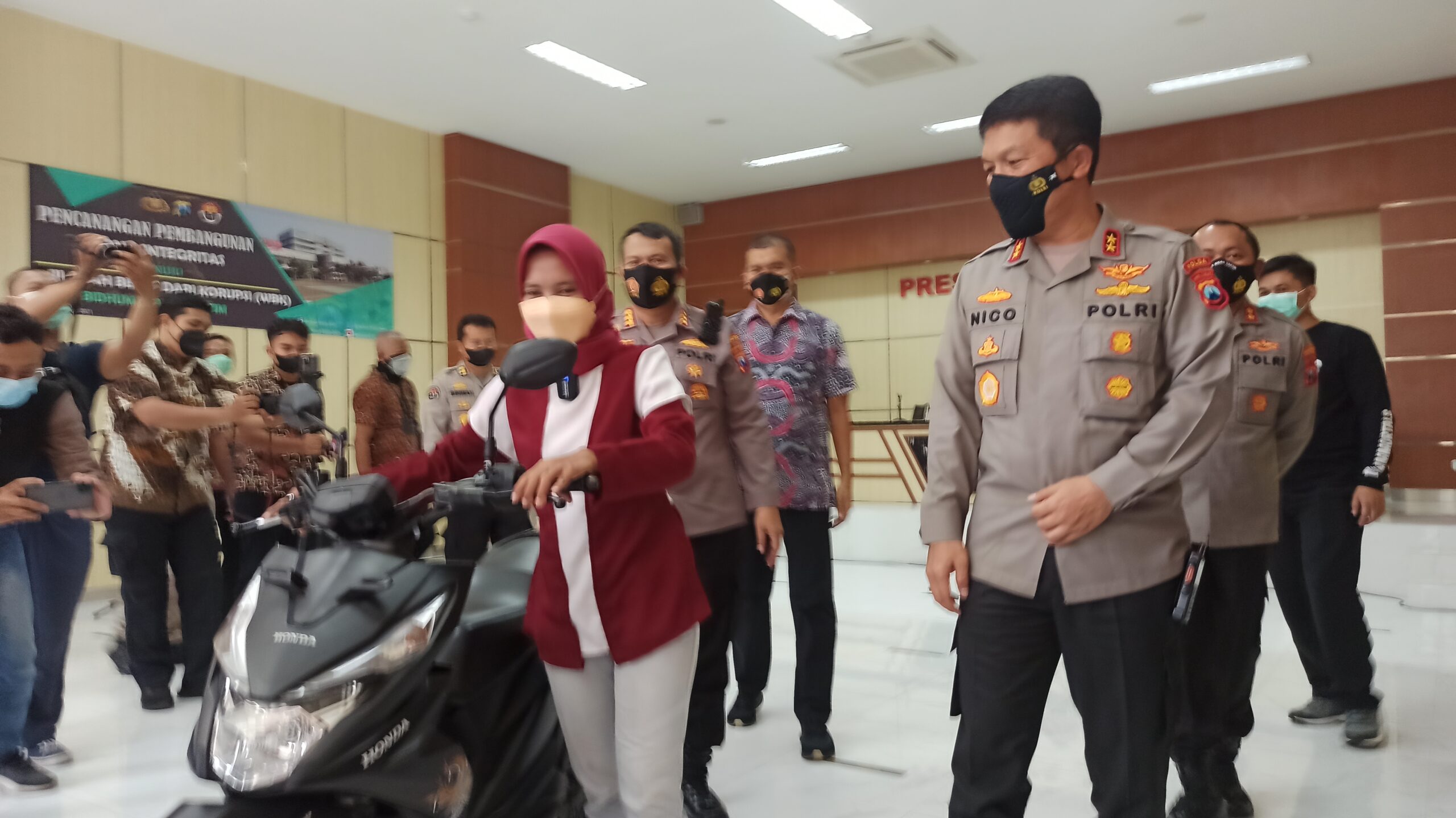 Usai Hilang Dicuri Maling, Motor Ojol Wanita Asal Surabaya Dikembalikan Kapolda Jatim