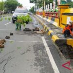 Diguyur Hujan 6 Jam, Tebing Jalan Nasional di Pamekasan Longsor