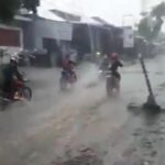 Jalan Rusak Berlubang di Jombang Jadi Tempat Ajang Balapan Motor Trail