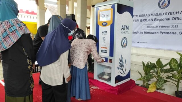 Takmir Masjid di Kediri Salurkan Bantuan Beras Lewat ATM