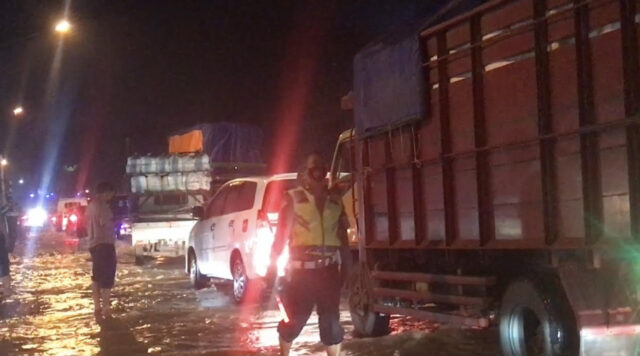 Jalan Nasional di Mojokerto Terendam Banjir, Arus Lalin Tersendat 