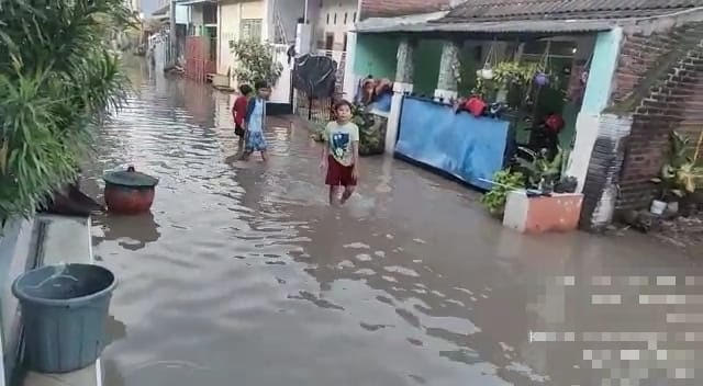 Banjir di Permukiman Mojokerto Dipicu Saluran Air Tersumbat 
