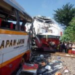 Bus Harapan Jaya di Tulungagung Ditabrak KA 5 Orang Meninggal