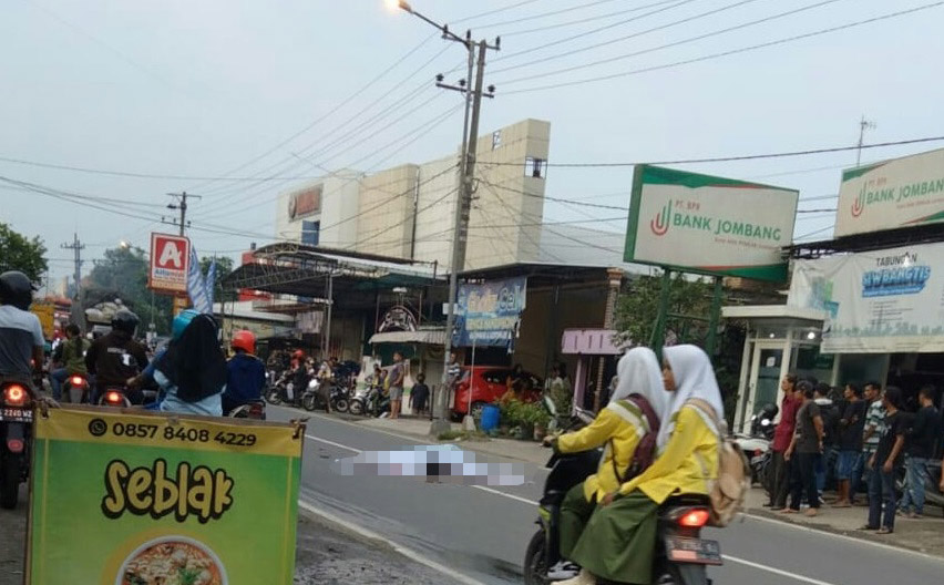 Tertabrak Truk di Jombang, Penumpang Motor Tewas Seketika