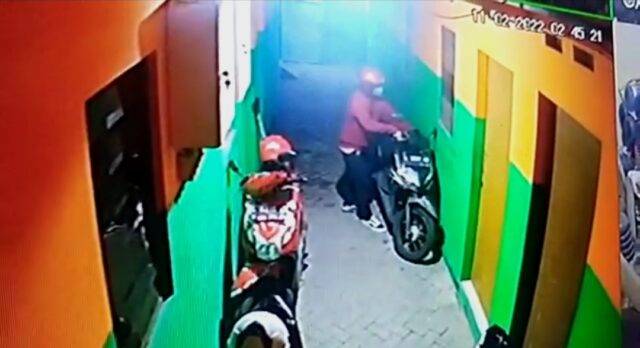 Motor Milik Wartawan Televisi di Surabaya Raib Digondol Maling Terekam CCTV