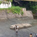 Khawatir Disapu Banjir, ODGJ Duduk di Dam Pintu Lima Situbondo Dievakuasi