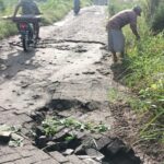 Jalan Utama ke Rusunawa Sumur Welut Surabaya Ambles, Satu Warga Terperosok