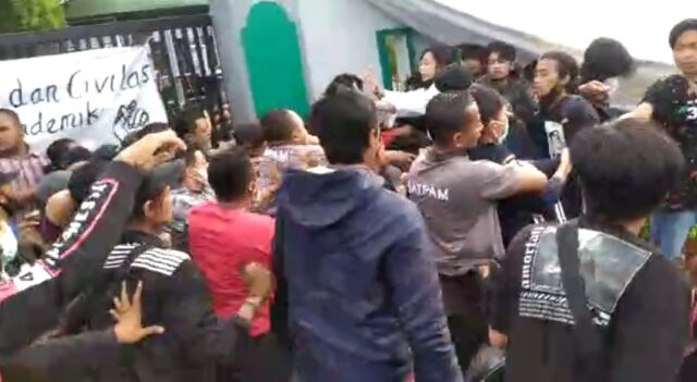 Demo Berujung Bentrok Mahasiswa UIN KHAS Jember vs Sekuriti Kampus, 5 Terluka