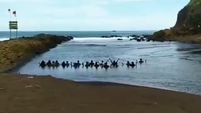 Viral, Ritual di Pantai Ambulu Jember Kembali Terjadi