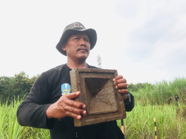 Arkeolog Temukan Batu Andesit dalam Sumur Situs Gemekan Mojokerto