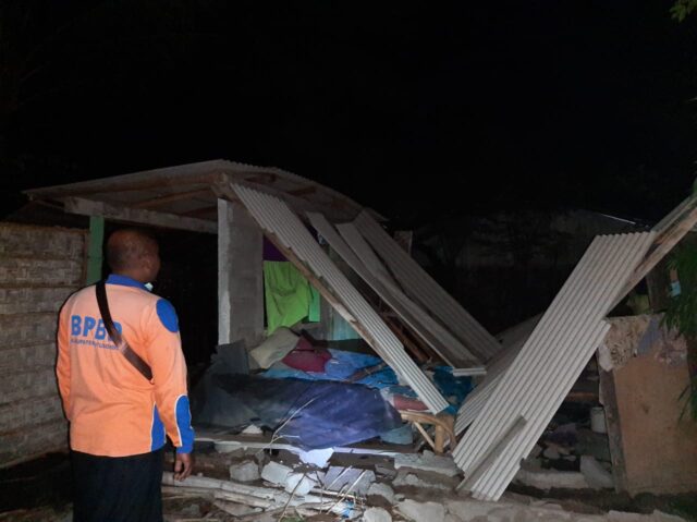 Rumah Roboh Akibat Hujan Lebat, Nenek Mangaran Situbondo Tertimpa Reruntuhan