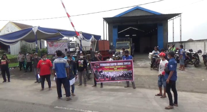 Puluhan Sopir Logistik di Jombang Gelar Aksi dan Ancam Mogok Kerja Nasional