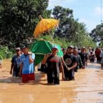 Warga di Jember Harus Terjang Banjir Saat Memakamkan Jenazah Mbah Tunijem
