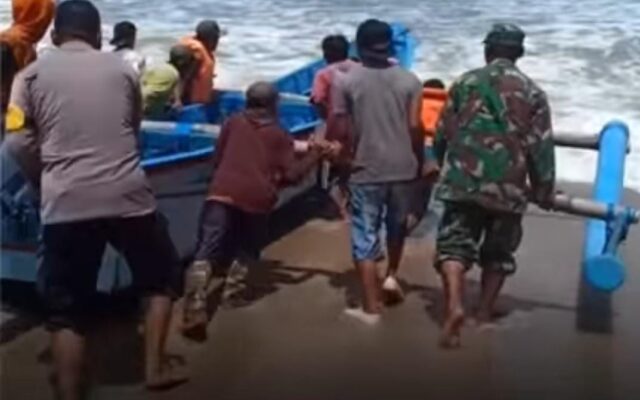 Pencarian Korban Pencari Udang di Blitar Terkendala Ganasnya Ombak