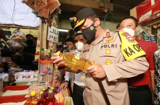 Pastikan Ketersediaan Minyak Goreng, Kapolda Jatim Tinjau Pasar Wonokromo