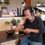 Pemuda di Surabaya Ini Sulap Garasi Rumah Jadi Kedai Kopi