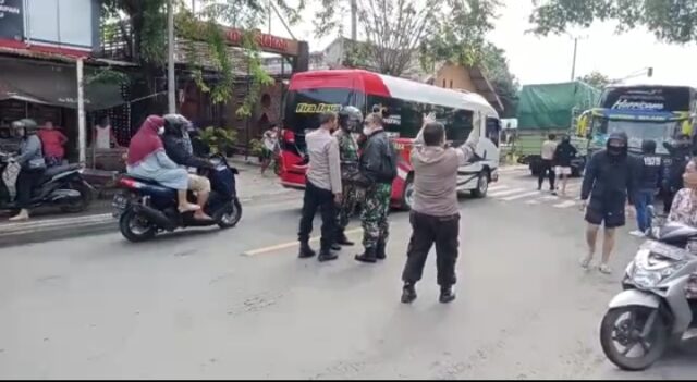 Bus Dilempar Batu, Rombongan Slemania Ngamuk di Jalur Pantura Situbondo