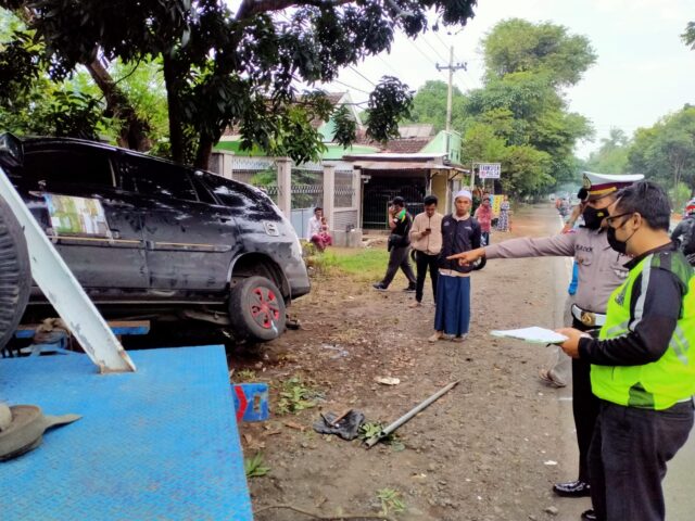 Mobil Rombongan D’Masiv Kecelakaan di Jalur Pantura Situbondo