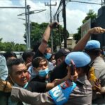 Paksa Masuk ke Mapolda Jatim, Pendemo Terlibat Saling Dorong dengan Polisi