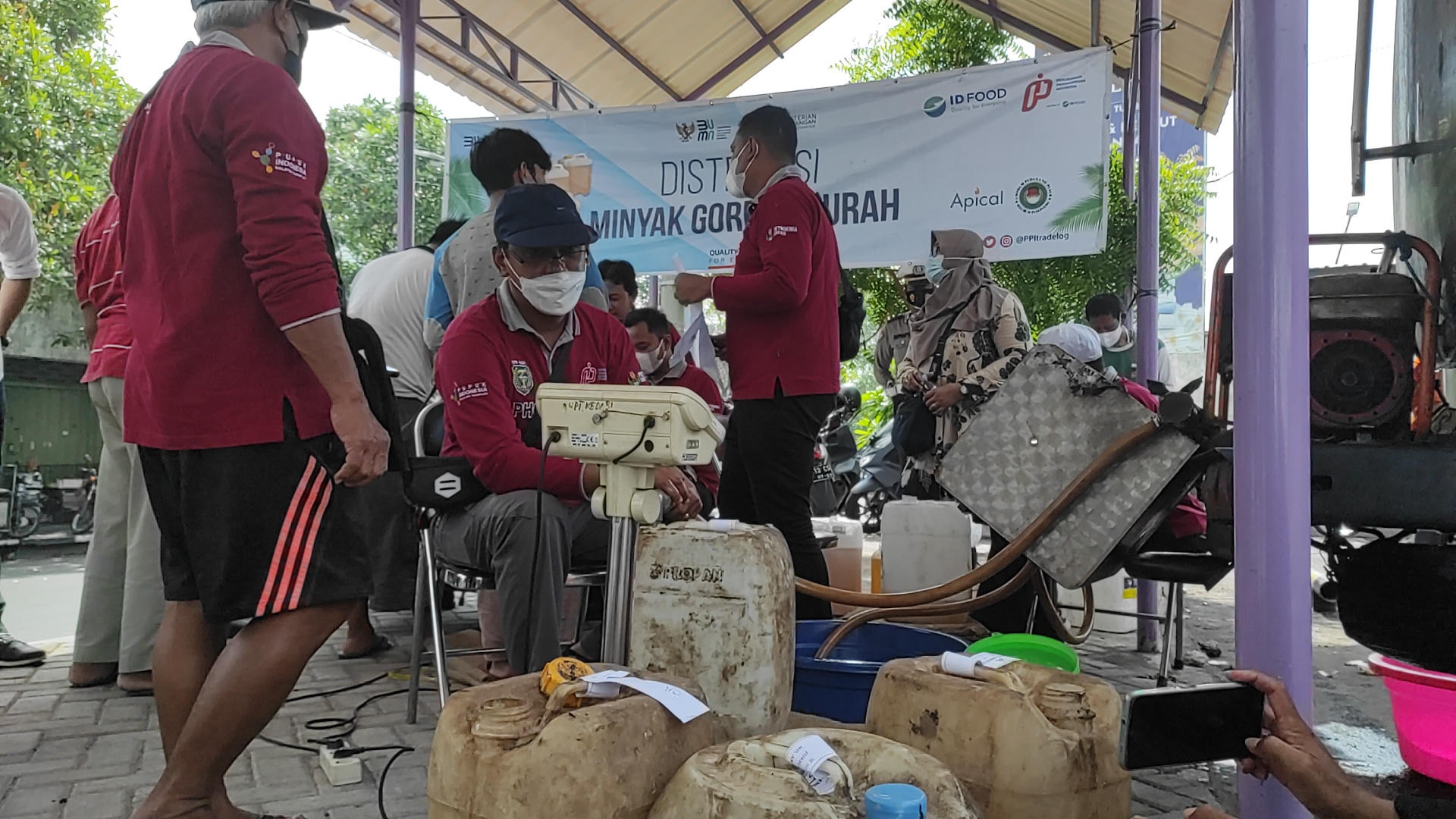 Disperdagin Kota Kediri Distribusikan 6.000 Liter Minyak Goreng Curah ke Pedagang