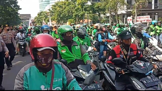 Ribuan Ojol Surabaya Unjuk Rasa di Depan Kantor Dishub Jatim Tuntut Kenaikan Tarif